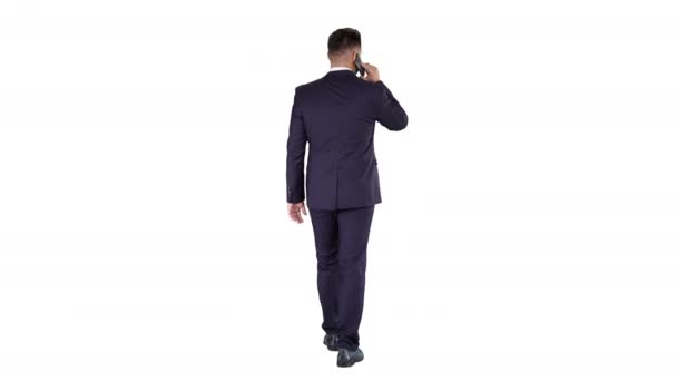 Marcher homme d'affaires avec parler sur téléphone mobile sur fond blanc. — Video