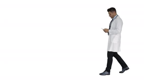 Врач представляет медицину на белом фоне. — стоковое видео