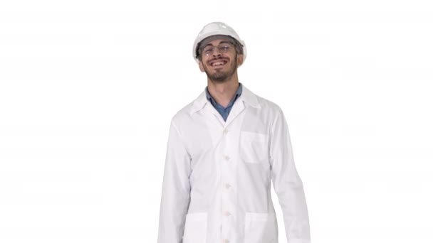 幸せなエンジニアは、白い背景に素晴らしい結果を歩きます. — ストック動画