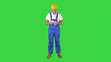 Bir işçi heyecanla Yeşil Ekran, Chroma Key onun maaş sayma.