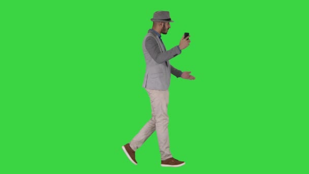 Arabische attraktive Mann in lässiger Kleidung Aufnahme Video für Blog auf einem grünen Bildschirm, Chroma-Taste. — Stockvideo