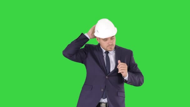 Trabalhador da construção em um terno colocando capacete conceito de segurança em uma tela verde, Chroma Key . — Vídeo de Stock