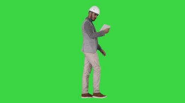 Yeşil Ekranda dijital tablet üzerinde yürüyen ve çalışan mühendis, Chroma Key.