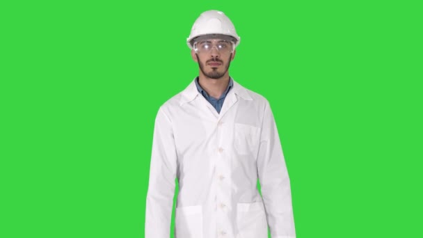 Ingeniero científico caminando en casco de seguridad y gafas en una pantalla verde, Chroma Key . — Vídeos de Stock