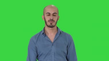 Yeşil Ekranda Yürüyen Çekici Arap modeli, Chroma Key.