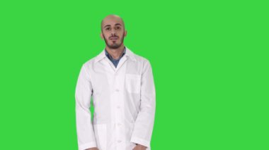 Doktor adam biraz gergin ve yeşil ekranda duran korkuyor, Chroma Key.