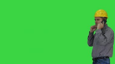 Yeşil Ekranda akıllı telefon kullanan inşaat işçisi, Chroma Key.