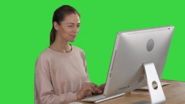 Sarışın kadın bilgisayar kullanarak ve yeşil ekranda gülümseyen bir fikir sahip, Chroma Key.
