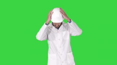 Yeşil Ekranda güvenlik gözlükleri ve sert şapka yürüyüşü nde bilim mühendisi, Chroma Key.