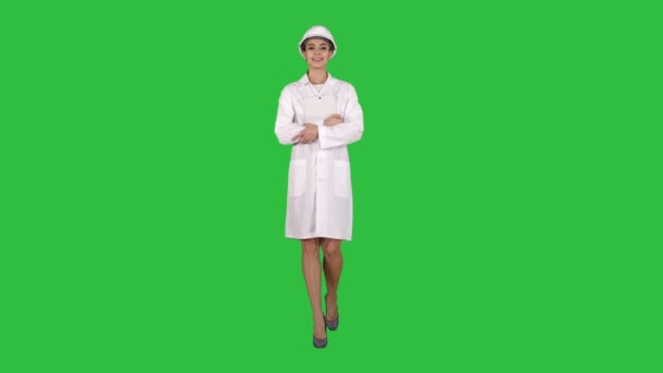 Medico ingegnere donna a piedi con tablet digitale su uno schermo verde, Chroma Key . — Video Stock