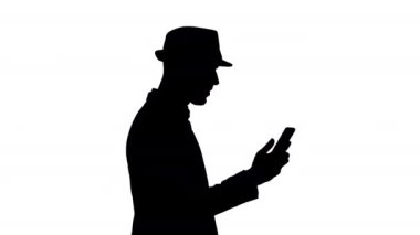 Siluet Adam telefonla yürüyor ve internete servis yapıyor..