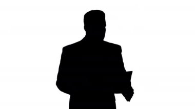 Silhouette Işadamı yürüyüş ve evin planını denetlemek.