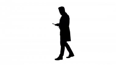 Siluet Doktor ciddi bir telefon görüşmesi yapıyor..