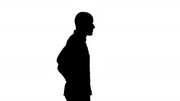 Silhouet Vertrouwen in zijn stijl model walkin met handen in zakken. — Stockvideo