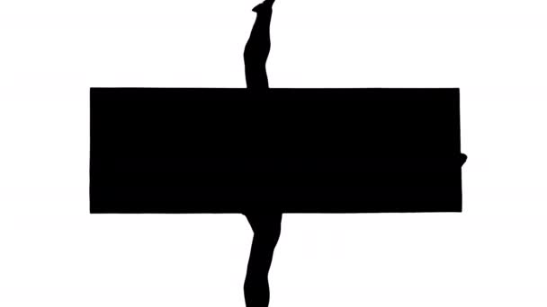 Silhouette Crescent se abalanza sobre la rodilla practicando yoga con ropa blanca . — Vídeo de stock