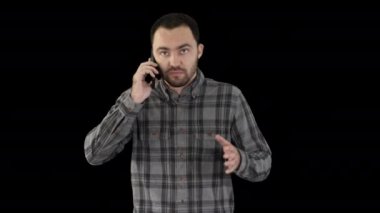 Kızgın adam telefonda konuşuyor ve yürüyor, Alfa Kanalı.