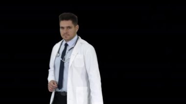 Doktor adam, tıp uzmanı bir nokta jest yapma ve arka planda bir şey sunan, Alpha Channel