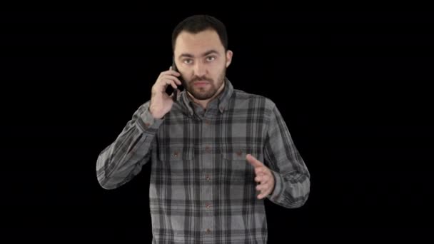 Людині, що говорить по телефону і ходить, Альфа Канал. — стокове відео