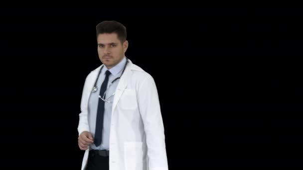 Doctor man, medische professional het maken van een punt gebaar en presenteren iets op de achtergrond, alfakanaal — Stockvideo