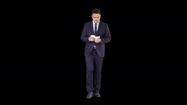 スーツを着た男が歩いてお金を数える、アルファチャンネル — ストック動画