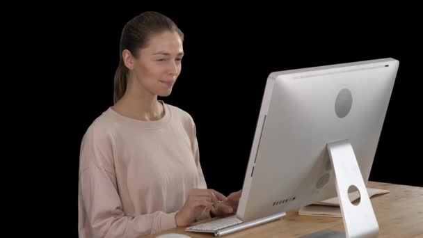 コンピュータを使用して、アイデアを笑顔で持っているブロンドの女性、アルファチャンネル — ストック動画