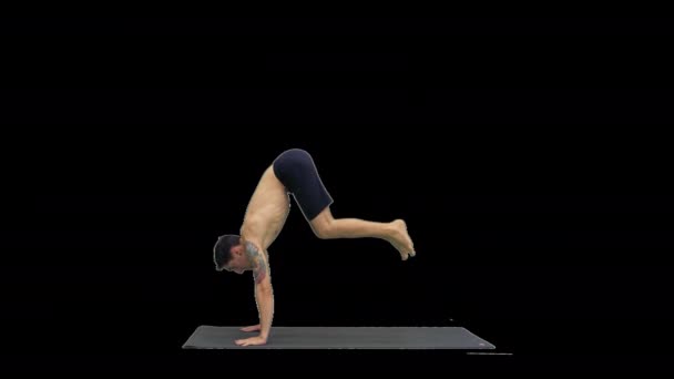 Yoga Dwi Pada Sirsasana pies detrás de la pose de la cabeza, Alpha Channel — Vídeo de stock