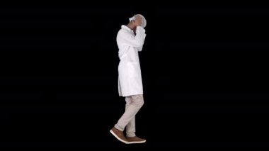 Arap doktor yürüyor ve sıhhiye başlığı takıyor, Alpha Channel