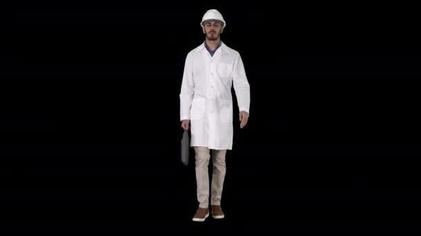 Профессиональный инженер с чемоданом и в шлеме ходьба, Альфа канал — стоковое видео
