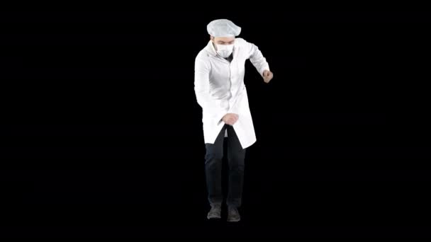 Doktor üniformasını giyiyor ve maske takıyor. Komik bir şekilde yürüyor, Alfa Kanalı. — Stok video