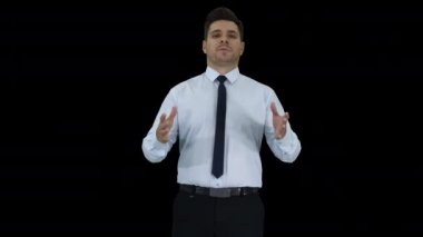 Genç işadamı kare içinde yürüyor ve kamerayla konuşuyor. Alfa Kanalı sunuyor.