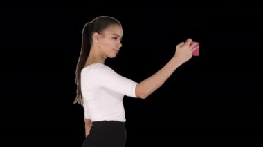 Uzun esmer saçlı çekici bir kadın elinde farklı boş alışveriş torbalarıyla özçekim yapıyor, Alpha Channel.