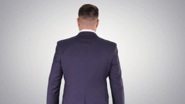 Kendine güvenen işadamı, değişken arka planda yürüyor..