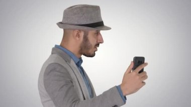 Degrade arka planda blog için rahat giysiler kayıt video Arapça çekici adam.