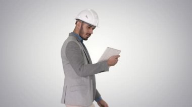 Degrade arka planda dijital tablet üzerinde yürüyen ve çalışan mühendis.