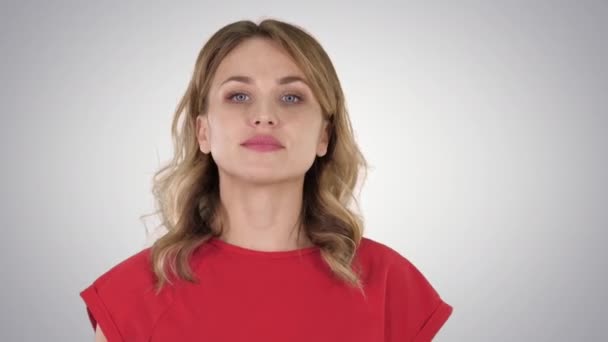 Sexy kaukasische junge Frau mit schönen blauen Augen, die auf Steigungsuntergrund geht. — Stockvideo