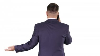 Akıllı telefonlu işadamı, beyaz arka plan üzerinde telefon görüşmesi yapıyor.