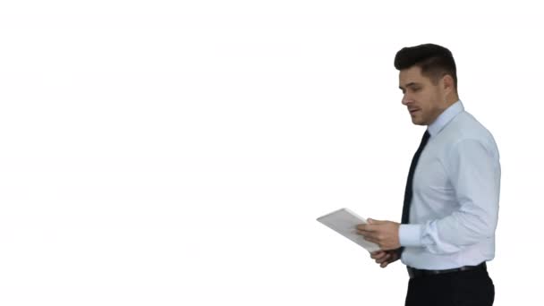 Homme d'affaires heureux entrant en utilisant tablette allumant quelque chose ou ouvrant quelque chose sur fond blanc . — Video