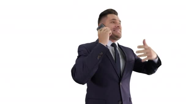 Podnikatel s radostí hovoří v mobilním telefonu na bílém pozadí. — Stock video