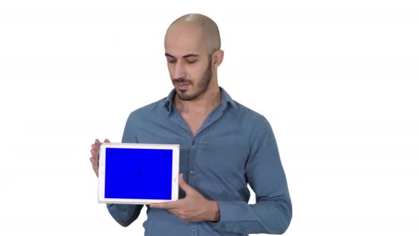 Hombre árabe mostrando pantalla de tableta en blanco sobre fondo blanco. — Vídeos de Stock