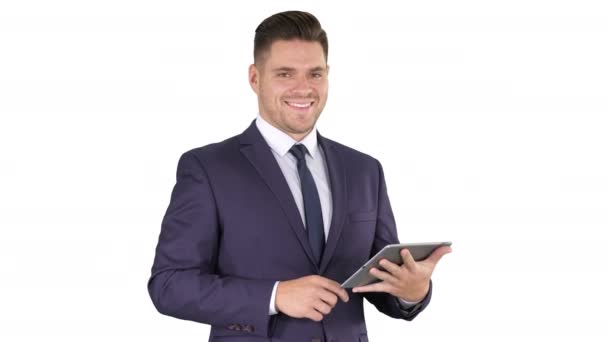 Expressivo jovem empresário com tablet apresentando algo furto no fundo branco. — Vídeo de Stock