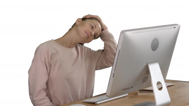 Erschöpfte junge Frau sitzt zu Hause am Schreibtisch und massiert den Nacken auf weißem Hintergrund. — Stockvideo