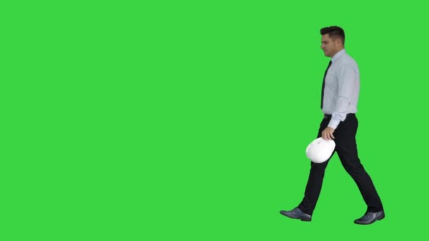 Mladý stavební pracovník v klobouku na šedém pozadí na zelené obrazovce, Chroma Key. — Stock video