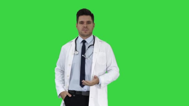 Дружелюбный и игривый мужчина врач и уверенный в себе, разговаривая с камерой на зеленом экране, Chroma Key . — стоковое видео