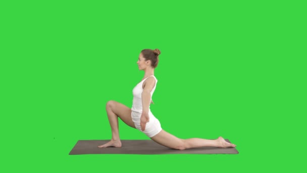 Sporty ragazza attraente praticare yoga, in piedi in Horse rider esercizio, Anjaneyasana posa su uno schermo verde, Chroma Key . — Video Stock