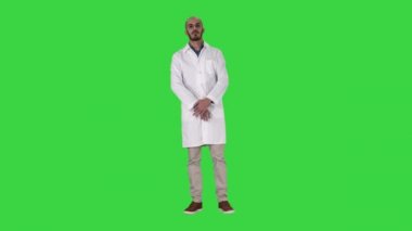 Yeşil Ekranda Ayakta Genç ciddi Arap doktor, Chroma Key.