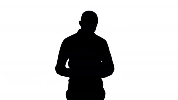 Silhouette Arabo uomo a piedi e utilizzando tablet navigazione internet. — Video Stock