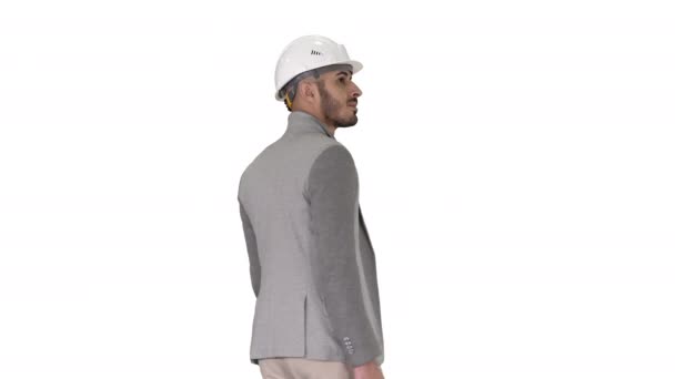 Ingeniero en casco con maletín caminando sobre fondo blanco. — Vídeo de stock
