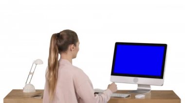 Ofiste çalışan çekici sıradan iş kadını beyaz arka planda pc Mavi Ekran Model Görünümü kullanıyor.