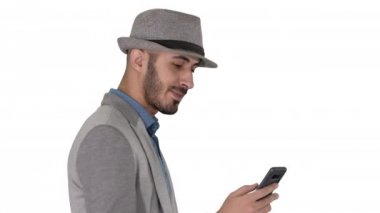 Gündelik adam telefonda mesajlaşma ve beyaz arka plan üzerinde yürüme.