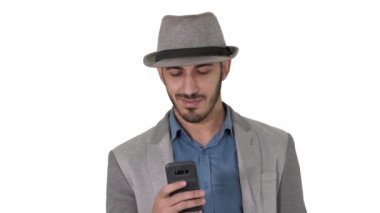 Beyaz arka planda yürürken akıllı Arap adam akıllı telefon kullanıyor.